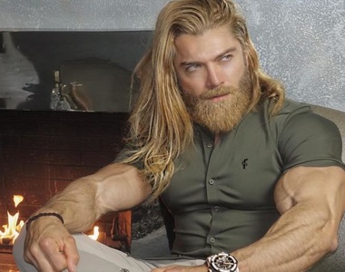 為什麼《模特兒都要穿快迸開的衣服》這樣才看得到大肌肌嗎...