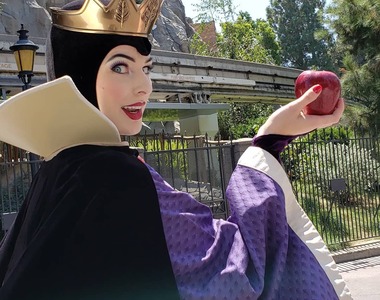 迪士尼樂園的《壞皇后爆紅》從今天開始會有收不完的鏡子當禮物嗎？