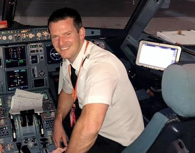 駕駛員《休假帶家人出國玩》結果機長失蹤......飛機只好自己開了w