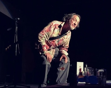 鞠躬盡瘁《喜劇演員台上猝逝》死前才問：如果我現在心臟病發...所以觀眾都笑了