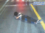 《路上睡覺攝影展》醉倒路上會被車撞又會被撿屍 酒鬼不想要丟臉就節制一點…… 《路上睡覺攝影展》醉倒路上會被車撞又會被撿屍 酒鬼不想要丟臉就節制一點……