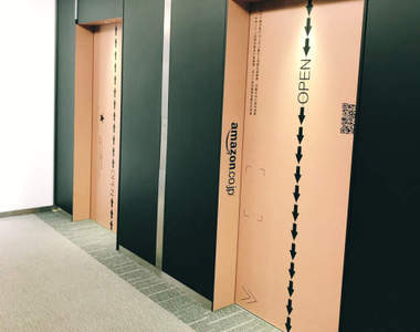 《亞馬遜日本辦公室》電梯完全再現Amazon紙箱，搭個電梯也有被出貨的感覺♪