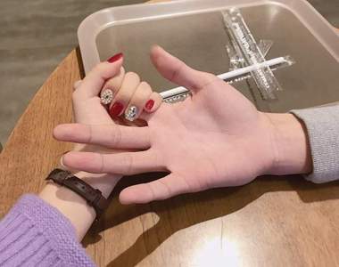 比身高差還萌的照片《大手小手照》你跟另一半的手也有大小差異嗎？