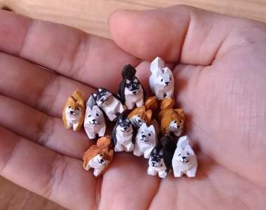 手做《豆子大小的木雕狗模型》日本木雕藝術家「川崎誠二」的超萌作品