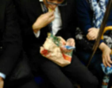 《日本電車裡的飲食問題》電車裡吃薯條到底算不算違反禮儀呢?