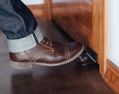 沒潔癖的都嗨了《用腳就能開門的神器》StepNpull把門把裝在底下讓你進出都方便