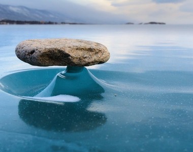 非合成《凍結在瞬間的石頭》大自然的奧妙～石頭被湖水抱抱舉高高啦