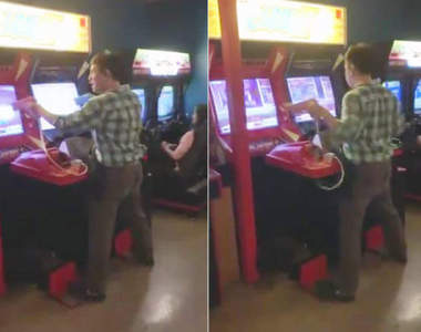 一人控兩機《街機雙槍俠》當你只有一個人卻想玩2P的時候就該這麼做