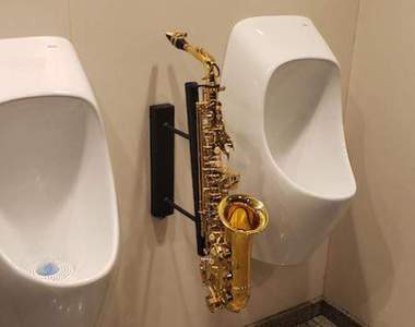 誰發明的出來踹共《讓老外傻眼的糟糕設計》小便斗旁放個薩克斯風的意思是...吹?