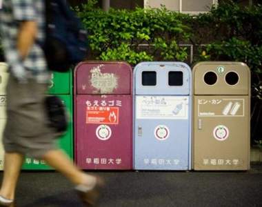 多年疑惑《回收箱的投入孔》明明有兩個投入孔卻投入同一垃圾桶 why?