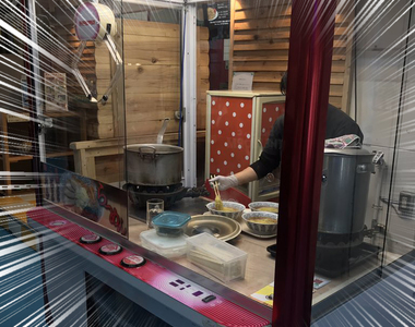 衝擊奇景《娃娃機裡的拉麵店》該不會沒夾到老闆就吃不到拉麵吧(?)