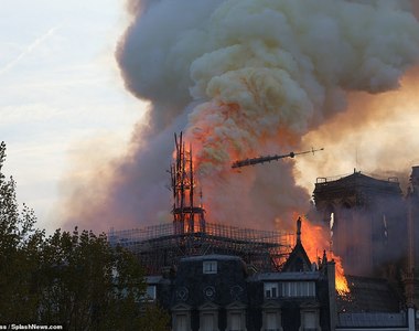 《巴黎聖母院大火》900年歷史古蹟毀於一旦 圍觀群眾只能跪著祈禱...