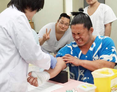 痛痛der❤《相撲力士打針表情集》想不到超級壯漢也有這樣怕疼的畫面XD
