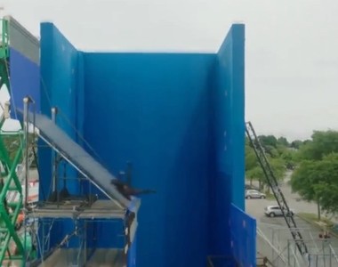 《捍衛任務3》基努李維高樓摔落畫面 看起來好痛幕後公開