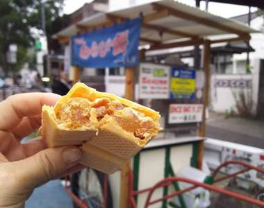 福岡攤車美食《最中蕨餅》最中脆餅取代容器,單手拿著吃超方便♪