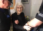 「阿嬤調皮了」一生奉公守法 93歲阿嬤 被逮捕的夢想由警察幫忙實現 「阿嬤調皮了」一生奉公守法 93歲阿嬤 被逮捕的夢想由警察幫忙實現