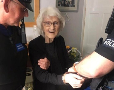 「阿嬤調皮了」一生奉公守法 93歲阿嬤 被逮捕的夢想由警察幫忙實現