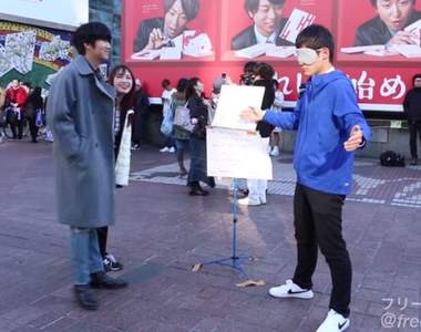 【有片】無法信任別人的日男街頭《蒙眼免費擁抱》路人的反應偷加了洋蔥啊...