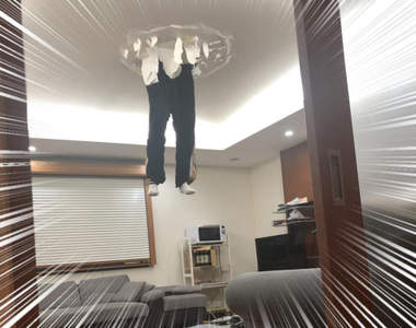 回家驚見《突破天花板的雙腳》樓上住戶到底是怎麼嗨到能夠突破樓層間的?ww
