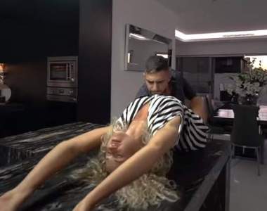 被喻為史上最尷尬的《房產廣告》觀眾不能理解在家裡跳舞的意思是...?