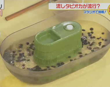 《流水珍珠奶茶》日本惡搞珍珠吃法大流行？脫離台灣走出自己的珍珠路線了……