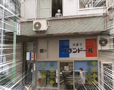 路邊驚見《站在窗邊的Pepper》彷彿隨時可能攻擊路人的恐怖氛圍...