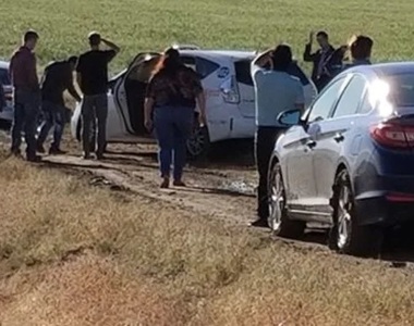 《Google地圖又調皮了》帶人抄近路 結果一排車卡泥土裡動彈不得......