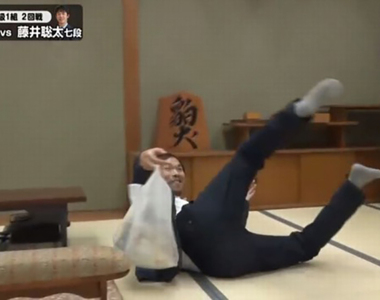 《將棋比賽放送事故》職業棋士盤外招？故意跌倒的詭異行動讓觀眾全傻眼……