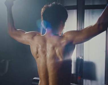 【有片】《田中圭》廣告大秀肌肉　＂無用的好身材＂終於派上用場ww
