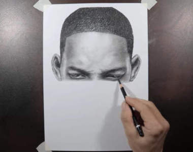 有神快拜《畫畫就像印表機一樣的素描高手》由上至下描繪完一張圖就完成了