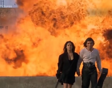 專家評論《電影爆炸場面有多真實》咬掉手榴彈插銷或炸飛出去都假的?!