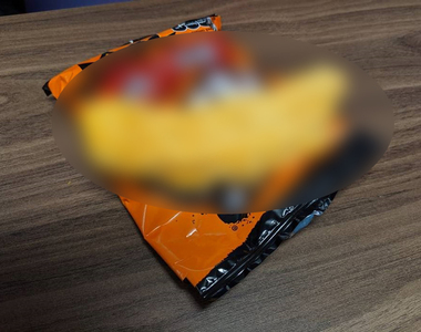 打開包裝意外發現《巨無霸零食》巨大尺寸讓人無法一口吃下阿～