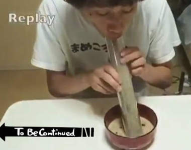 【有片】網友實驗《用超大吸管吸珍珠奶茶》網友：這輩子第一次看到珍奶版的火山爆發