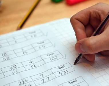 老師問學生《為什麼不寫作業》?學生這樣回答讓眾人啼笑皆非w