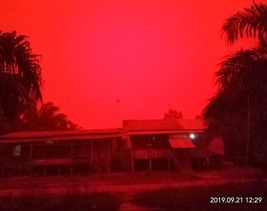 印尼村莊出現《血紅色天空》像遊戲裡世界末日場景 只不過這是真的...