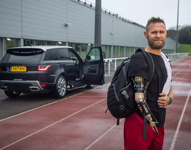 不用手也能開門 《Jaguar Land Rover》推出手勢感應開門系統