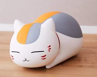 夏目友人帳《貓咪老師存錢筒》購買限定特典還有附一個迷你版的坐墊喔