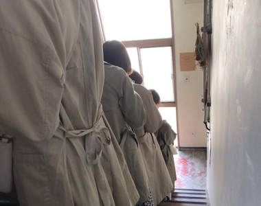 日本網友驚見《排隊名店奇景》彷彿理科男子格子襯衫率的撞衫奇蹟再現...