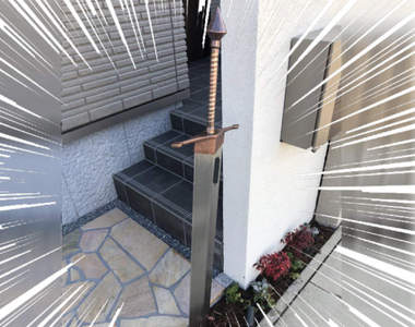 絕對無敵《聖劍門牌》門口插一把這麼中二的大劍才能像世人證明我才是神選之勇者