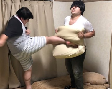 【有片】網路瘋傳《拿著坐墊的米津玄師》唱「Lemon」創造出神一般的節奏和效果音XD
