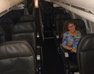 一人包機的《媽媽專機》等了7小時就為了搭到兒子開的飛機