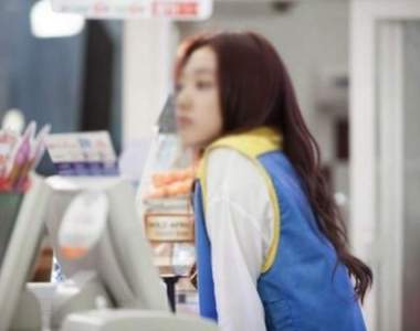 便利商店員工《邊吃飯邊結帳》網友問：我能客訴嗎？是店員太隨便還是客人太計較？