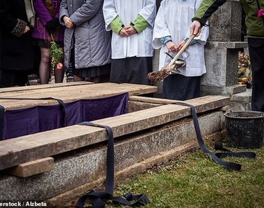 專門《去葬禮搗亂》的私家偵探 是往生者生前授權讓他去葬禮罵人的...