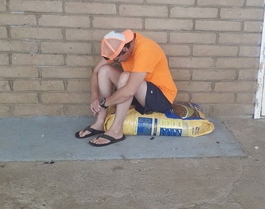 志工網友表示《生日想要狗飼料當禮物》結果這座狗糧山就開始不斷長高.....