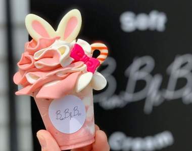 福岡可愛打卡冰品《花朵霜淇淋》像長出兔耳一樣的可愛外型引發瘋傳...