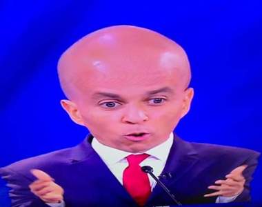 快拿手機拍《螢幕大頭仔》從電視上方拍會發現人物通通變成大頭耶~