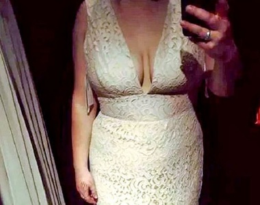 《穿爆乳禮服參加婚禮》賓客 照片發上網被大罵：有這麼想出風頭嗎