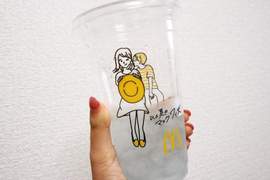 麥當勞《18禁飲料杯》原本親吻的情侶插畫,轉個角度竟然變成不雅動作...ww 麥當勞《18禁飲料杯》原本親吻的情侶插畫,轉個角度竟然變成不雅動作...ww