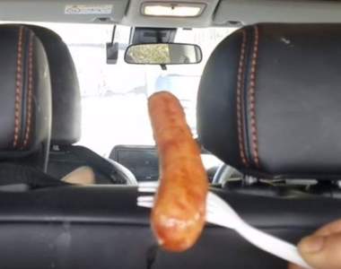 【有片】這根是我的《從前座衝出咬走香腸的狗》好了好了我知道你很喜歡惹XD