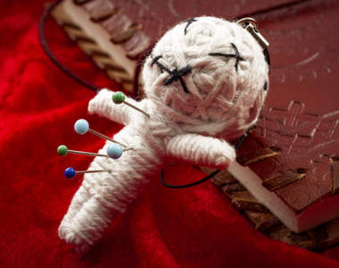 【閱覽注意】經典懷舊《毛骨悚然的恐怖人偶影片》原來在安娜貝爾出來前就有這麼多學長姐==